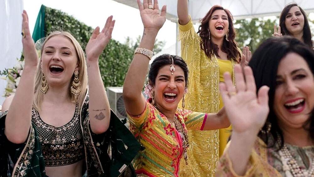 इन फोटोज में प्रियंका निक और अपने दोस्तों के साथ मेहंदी की रस्म अदा करती दिख रही हैं इन फोटोज में प्रियंका निक और अपने दोस्तों के साथ मेहंदी की रस्म अदा करती दिख रही हैं