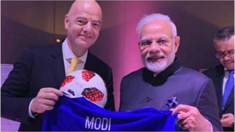 प्रधानमंत्री नरेंद्र मोदी को फीफा अध्यक्ष ने दिया यह खास गिफ्ट, देखें तस्वीर