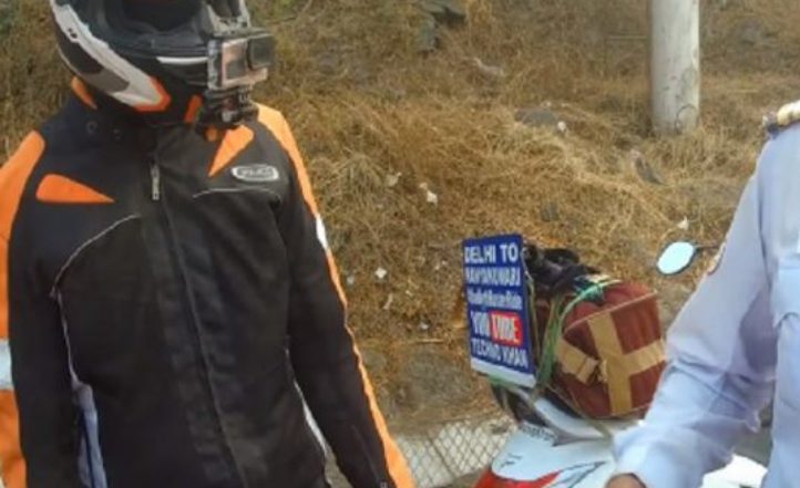 बाइक की नंबर प्लेट पर लिखा था ‘पाक की दीवानी’, गुस्साए लोगों ने जमकर लात-घूसों से की धुनाई