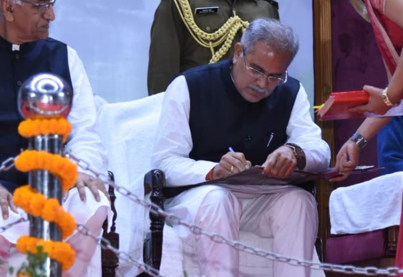 मध्यप्रदेश के बाद छत्तीसगढ़ में भी किसानों की कर्जमाफी, सीएम बनते ही भूपेश बघेल ने लिए ये 3 बड़े फैसले मध्यप्रदेश के बाद छत्तीसगढ़ में भी किसानों की कर्जमाफी, सीएम बनते ही भूपेश बघेल ने लिए ये 3 बड़े फैसले