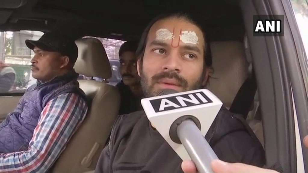 Bihar Politics: गुस्से में राबड़ी आवास से निकले Tej Pratap Yadav, कहा- भाई से नहीं मिलने दिया गया