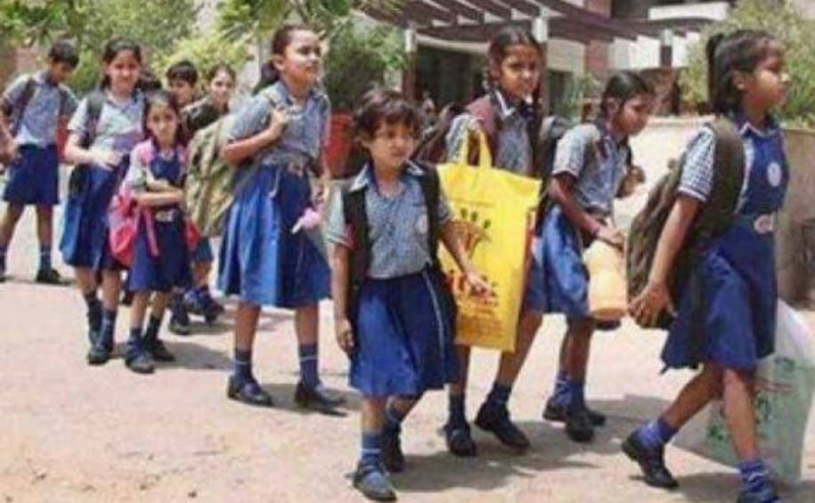 बच्चे मचा रहे थे शोर, टीचर ने चिपकाया मुंह पर सेलो टेप बच्चे मचा रहे थे शोर, टीचर ने चिपकाया मुंह पर सेलो टेप