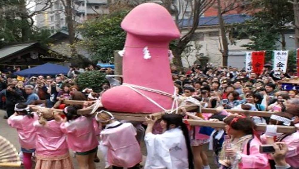अजब देश की गजब परंपरा, यहां हर साल होती है इंसान के लिंग की पूजा