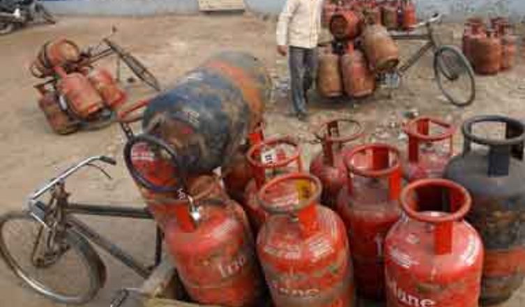 Gas Cylinder Price Hike: घरेलू गैस सिलेंडर के फिर बढ़े दाम, अब आपको गैस पर खाना बनाने के लिए खर्च करने होंगे इतने रुपये