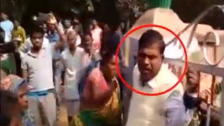 ओडिशा: स्कूल छात्रा से यौन शोषण करने का मामला, अभिभावकों ने जमकर हेड मास्टर और चपरासी को पीटा, देखें Video