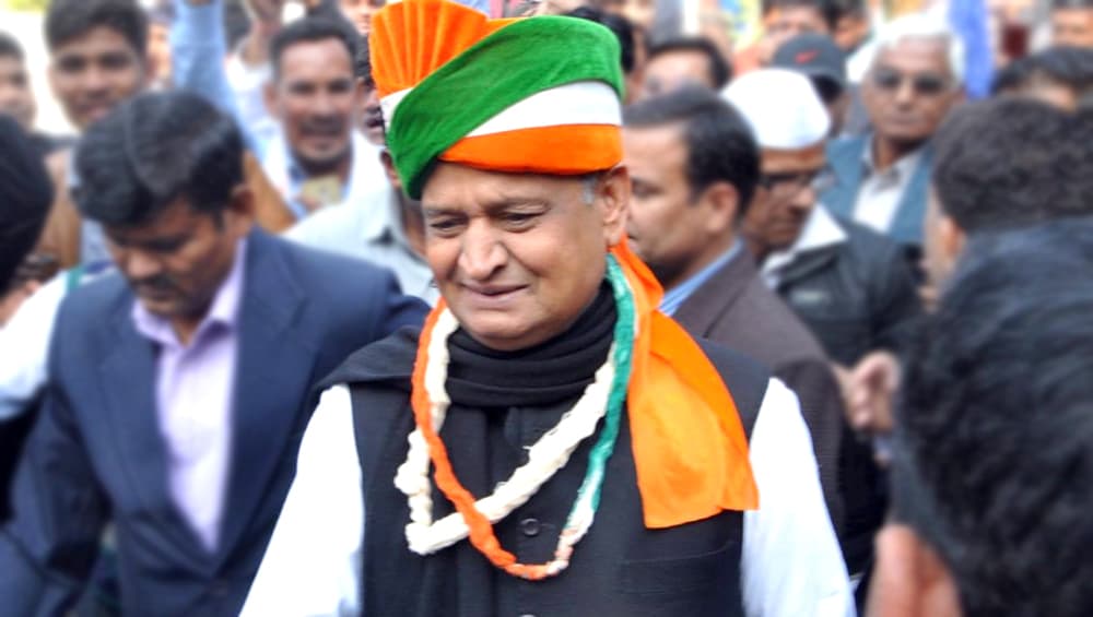 राजस्थान: अशोक गहलोत के माथे पर लगा 'राजतिलक', बनेंगे सूबे के CM; सचिन पायलट होंगे डेप्युटी सीएम राजस्थान: अशोक गहलोत के माथे पर लगा 'राजतिलक', बनेंगे सूबे के CM; सचिन पायलट होंगे डेप्युटी सीएम