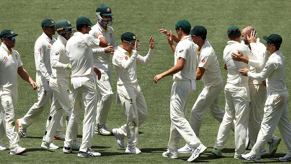 अभ्यास के लिए तौलिये का इस्तेमाल कर रहे हैं ऑस्ट्रेलियाई गेंदबाज