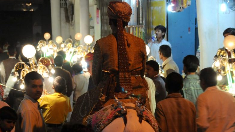 शर्मनाक: सवर्ण जाति के युवकों ने दलित दुल्हे को घोड़ी से उतारा, विवाह स्थल तक पैदल जाने के लिए किया मजबूर