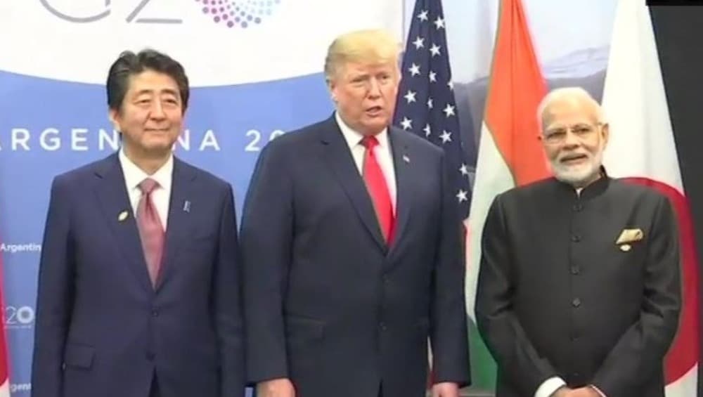 G-20 शिखर सम्मेलन: अमेरिकी राष्ट्रपति ट्रंप और जापान के PM शिंजो आबे से मिले प्रधानमंत्री मोदी, कहा-दोनों देशों से हमारा रिश्ता है बेहद खास G-20 शिखर सम्मेलन: अमेरिकी राष्ट्रपति ट्रंप और जापान के PM शिंजो आबे से मिले प्रधानमंत्री मोदी, कहा-दोनों देशों से हमारा रिश्ता है बेहद खास
