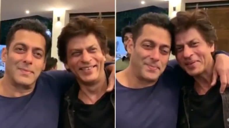 बिग बॉस ग्रैंड फिनाले से पहले सलमान खान दोस्त शाहरुख खान के साथ देख रहे हैं 'करण अर्जुन', देखें Video बिग बॉस ग्रैंड फिनाले से पहले सलमान खान दोस्त शाहरुख खान के साथ देख रहे हैं 'करण अर्जुन', देखें Video