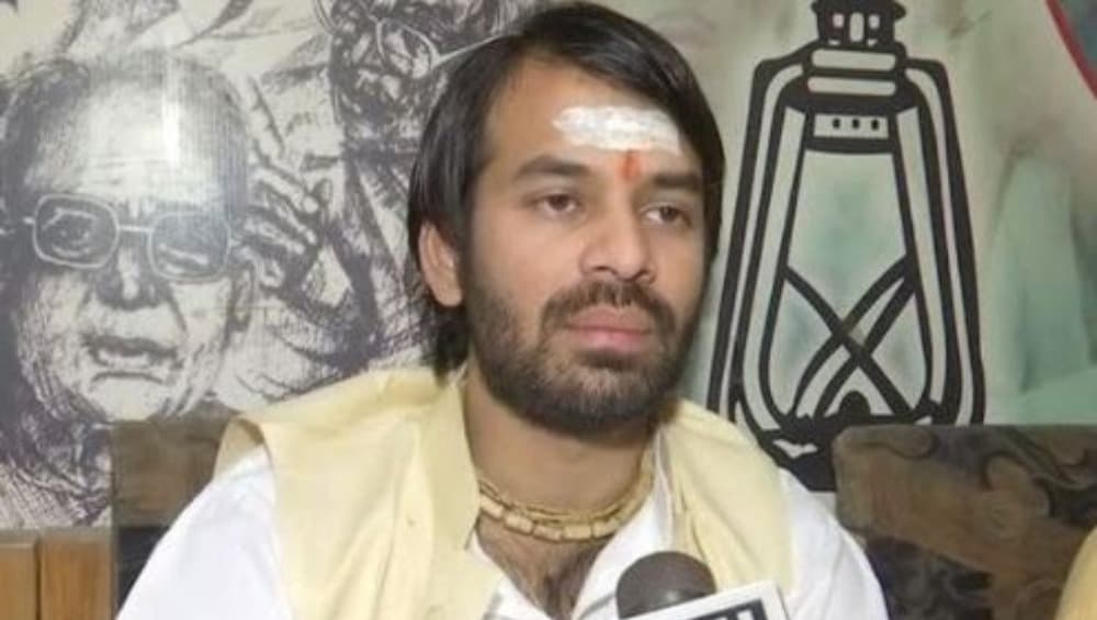लालू यादव के बेटे तेजप्रताप रोड एक्सीडेंट में घायल, पांव में लगी है गहरी चोट, अस्पताल में भर्ती