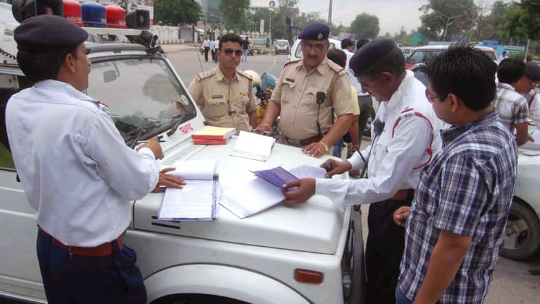 दिल्ली में टूटे सारे रिकॉर्ड, ट्रैफिक नियम तोड़ने पर ट्रक ड्राइवर का कटा 2 लाख 500 रुपये का चालान दिल्ली में टूटे सारे रिकॉर्ड, ट्रैफिक नियम तोड़ने पर ट्रक ड्राइवर का कटा 2 लाख 500 रुपये का चालान