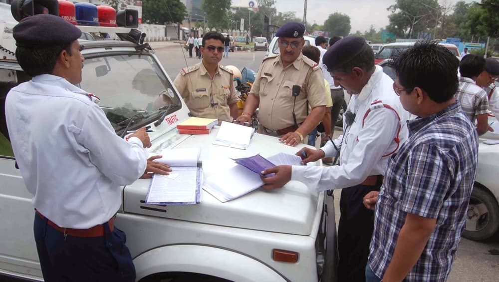 जयपुर: शर्ट का बटन खोल और चप्पल पहनकर चला रहा था कार, ट्रैफिक पुलिस ने काटा चालान जयपुर: शर्ट का बटन खोल और चप्पल पहनकर चला रहा था कार, ट्रैफिक पुलिस ने काटा चालान