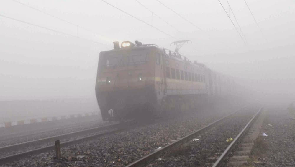 उत्तर भारत में ठंड और कोहरे का डबल अटैक, ठिठुरन से जनजीवन प्रभावित, कई ट्रेन हुई रद्द