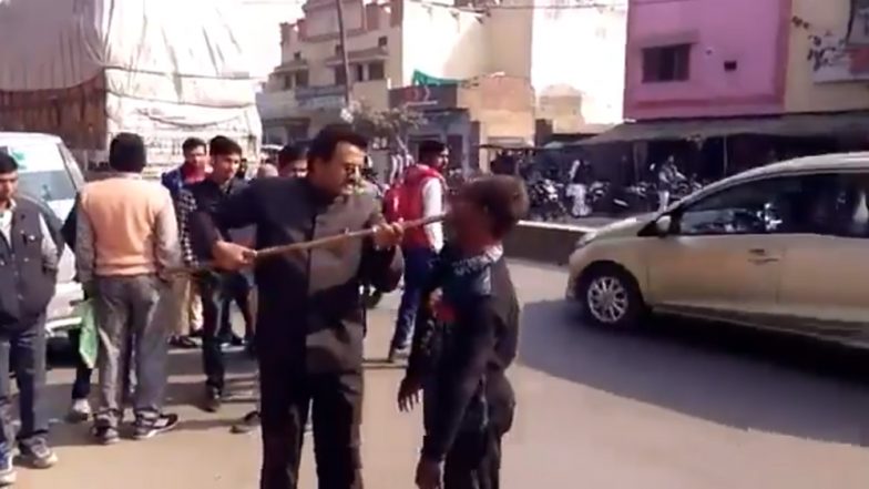 उत्तर प्रदेश: दिव्यांग ने कहा अखिलेश यादव को वोट दूंगा, BJP नेता ने मुंह में घुसेड़ द‍िया डंडा, फिर दी सफाई