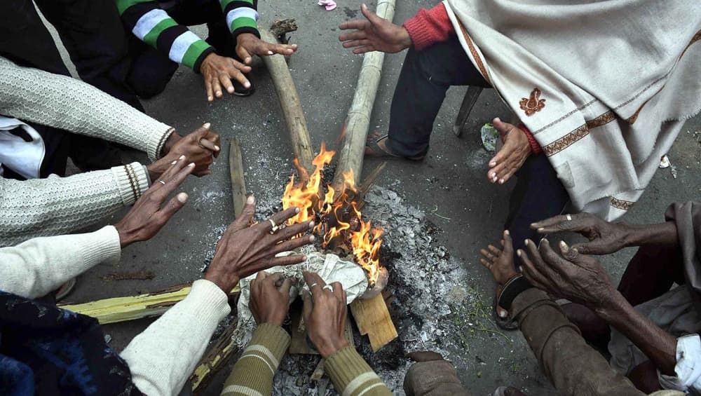 कड़ाके की ठंड से ठिठुरा उत्तर भारत, घरों में रहने के लिए मजबूर हुए लोग