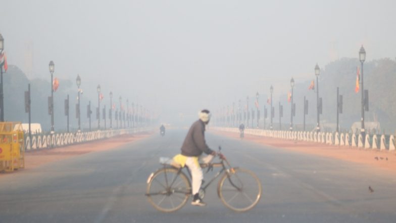 दिल्ली: राष्ट्रीय राजधानी में धुंध भरी सुबह, शहर की वायु गुणवत्ता 'खराब' स्तर पर हुई दर्ज