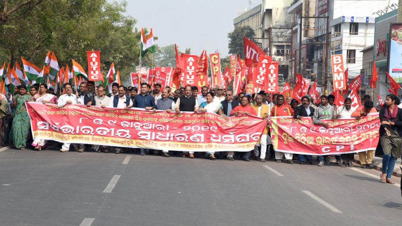 आज भी हड़ताल: काम पर नहीं आए कर्मचारी, बैंकों में कामकाज ठप, ड्राइवरों को हेलमेट पहने की अपील
