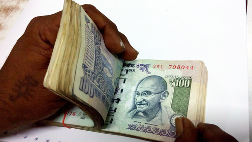 'प्रधानमंत्री आवास योजना' के लिए ग्राम पंचायत कर्मचारी ने लिया रिश्वत, ग्रामीणों ने रंगे हाथ पकड़ा