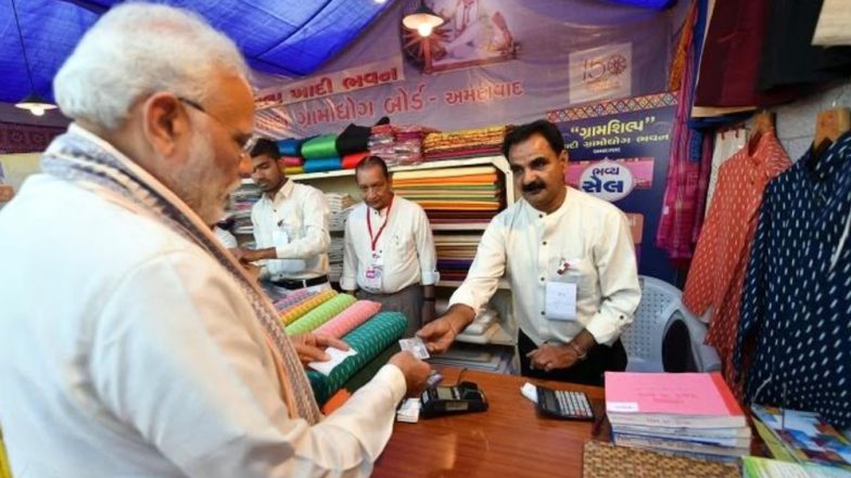 पीएम मोदी ने ‘अमदावाद शॉपिंग फेस्टिवल’ में RuPay से की शॉपिंग, डिस्काउंट में खरीदी खादी की जैकेट