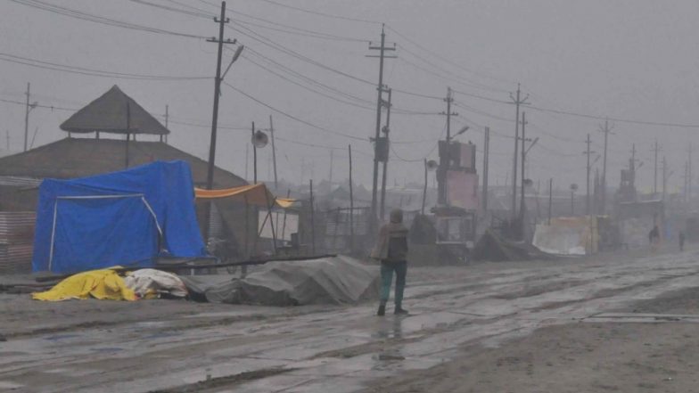 प्रयागराज: कुंभ तीर्थयात्रियों के लिए परेशानी का सबब बनी बारिश, कई जगहों पर कीचड़ और जल भराव
