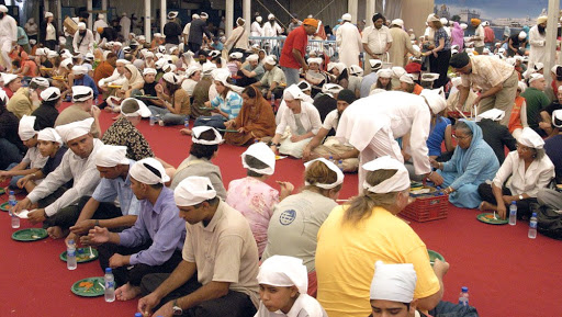 अमेरिका: सिख कम्युनिटी के लोगों ने 'बंद' से प्रभावित कर्मचारियों को बांटें भोजन और उपहार