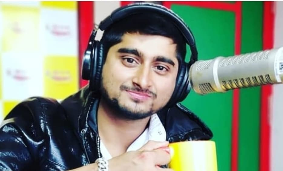 'बिग बॉस 12' के कंटेस्टेंट दीपक ठाकुर अपने गांव में लाना चाहते हैं सुधार 'बिग बॉस 12' के कंटेस्टेंट दीपक ठाकुर अपने गांव में लाना चाहते हैं सुधार
