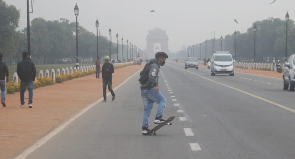 राजधानी दिल्ली में बादल छाने दर बढ़ी बारिश की संभावना, 16 ट्रेनें अपने निर्धारित समय से देरी से पहुंचीं