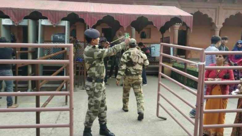 आगरा: ताजमहल में तैनात CISF के जवानों के पास बंदूक की जगह हाथों में गुलेल, वजह है बेहद हैरान करनेवाली