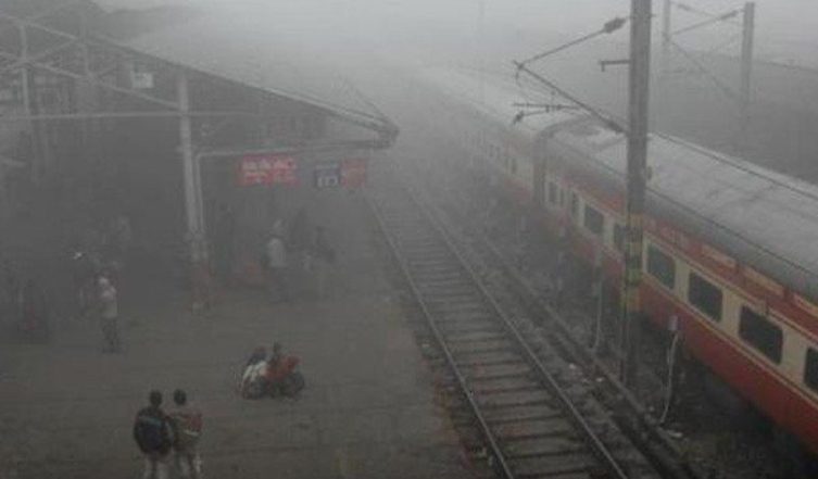 दिल्ली: घने कोहरे और ठंड के कारण 16 ट्रेनें लेट, राजधानी में वायु गुणवत्ता का स्तर बेहद खराब