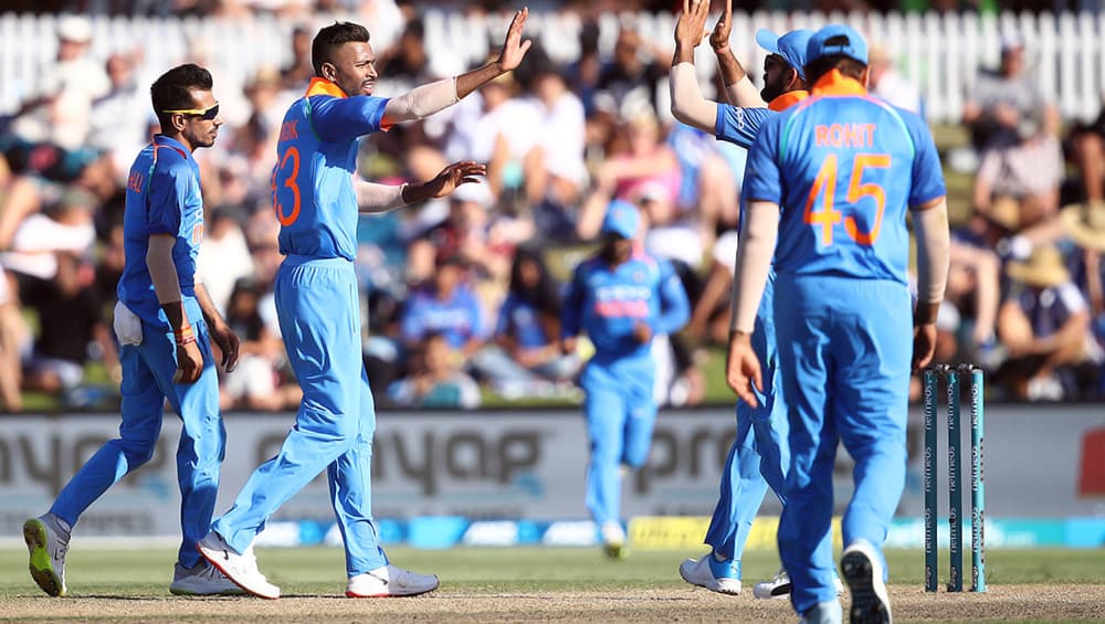 India vs New Zealand 5th ODI 2019: हार्दिक पंड्या ने मचाया धमाल, बल्ले के बाद गेंद से भी मचा रहे हैं कहर