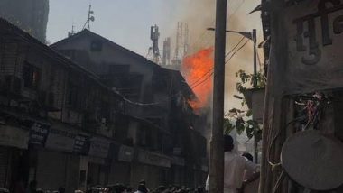 मुंबई: गिरगांव के मोची बिल्डिंग में लगी आग, मौके पर फायर ब्रिगेड और पुलिस  मौजूद