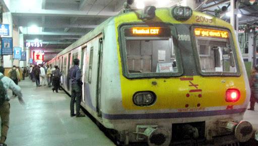 रेल मंत्रालय का बड़ा फैसला अब नहीं जाएगी लोगों की जान, लोकल ट्रेन के दरवाजे पर लगी नीले रंग की बत्ती देगी गाड़ी के स्टार्ट होने का संकेत
