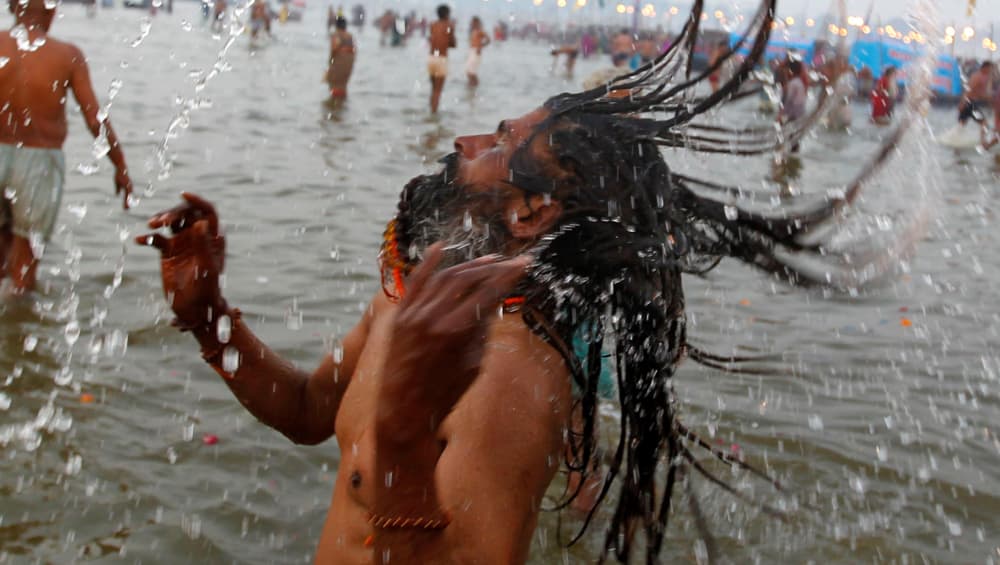 Kumbh Mela 2019 का हुआ आगाज, साधु-संतों और श्रद्धालुओं ने किया पहला शाही स्नान Kumbh Mela 2019 का हुआ आगाज, साधु-संतों और श्रद्धालुओं ने किया पहला शाही स्नान