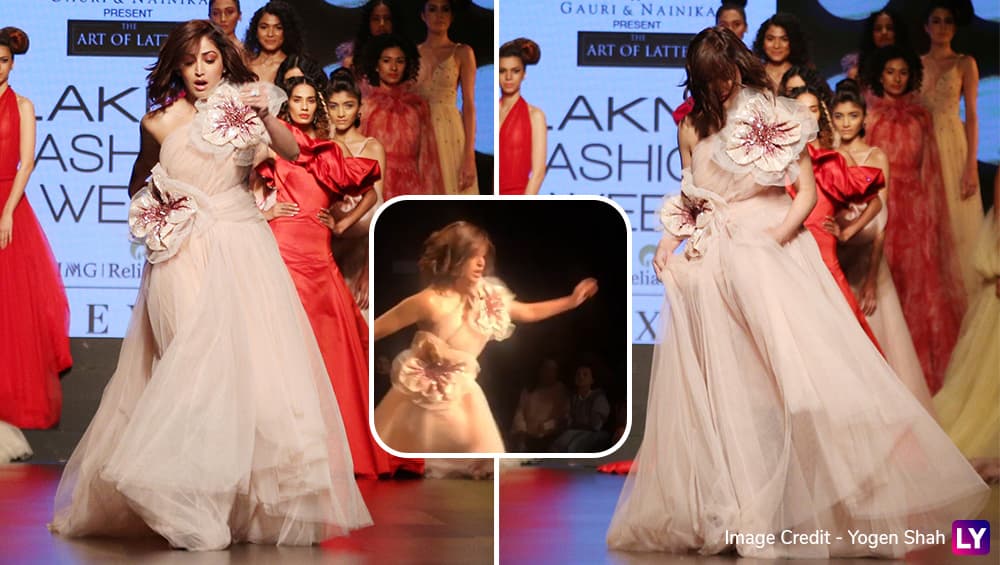 Lakme Fashion Week 2019: रैंप वॉक के दौरान यामी गौतम के साथ हुआ कुछ ऐसा कि ऑडियंस रह गई दंग, देखें वीडियो Lakme Fashion Week 2019: रैंप वॉक के दौरान यामी गौतम के साथ हुआ कुछ ऐसा कि ऑडियंस रह गई दंग, देखें वीडियो