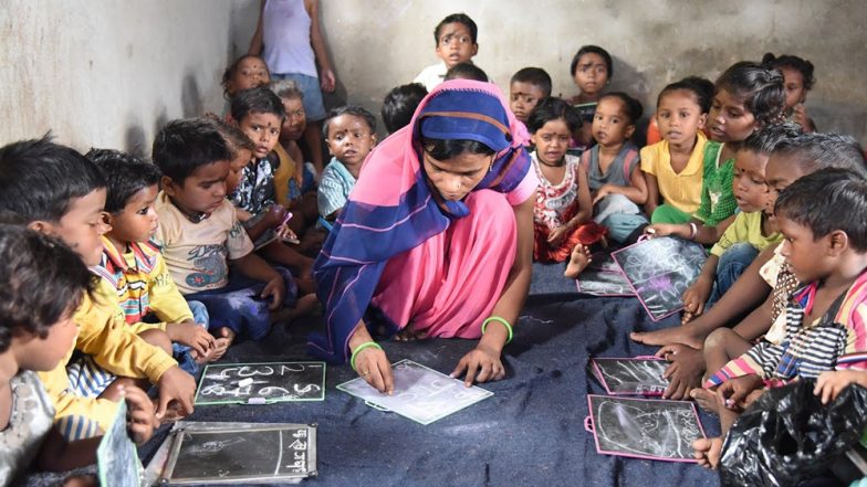 बच्चों को सुख-सुविधाओं से लैस स्कूलों में भेजने के दौर में महिला कलेक्टर ने पेश की मिसाल, आंगनवाड़ी केंद्र में कराया बेटी का एडमिशन