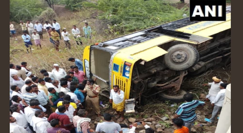 आंध्र प्रदेश: गुंटूर में बड़ा हादसा, पुल से गिरी स्कूल बस, 15 बच्चे जख्मी, 2 की हालत गंभीर