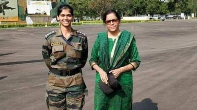 रक्षामंत्री निर्मला सीतारमण के साथ खड़ी ये महिला ऑफिसर नहीं है उनकी बेटी, जानिए इस तस्वीर की असलियत