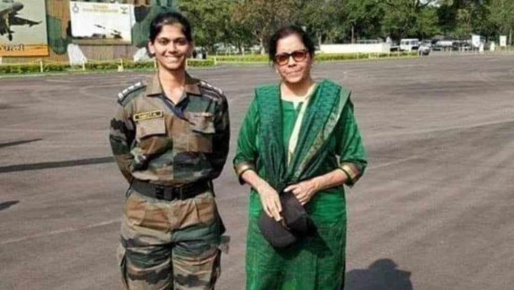 रक्षामंत्री निर्मला सीतारमण के साथ खड़ी ये महिला ऑफिसर नहीं है उनकी बेटी, जानिए इस तस्वीर की असलियत रक्षामंत्री निर्मला सीतारमण के साथ खड़ी ये महिला ऑफिसर नहीं है उनकी बेटी, जानिए इस तस्वीर की असलियत