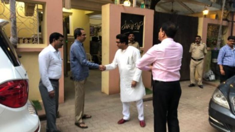 शिवसेना प्रमुख उद्धव ठाकरे से मिले मनसे अध्यक्ष राज ठाकरे, बेटे अमित की शादी का दिया न्योता