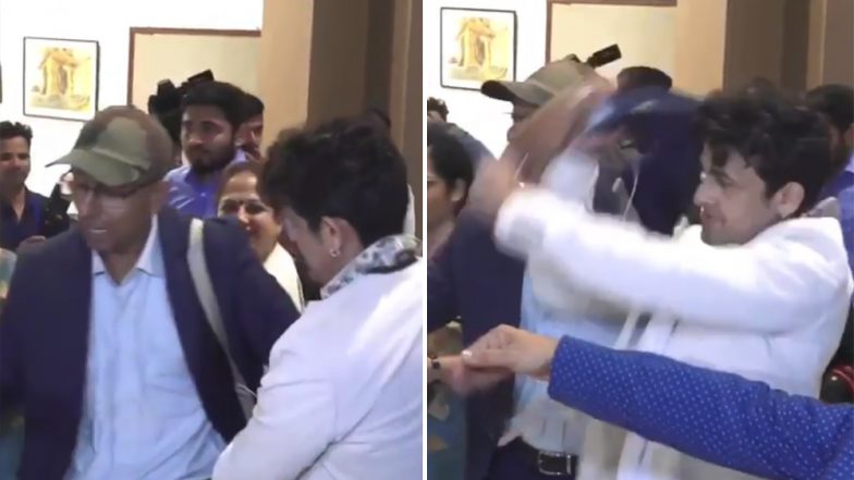सेल्फी लेने पर सोनू निगम ने मरोड़ा फैन का हाथ, देखें पूरा Video