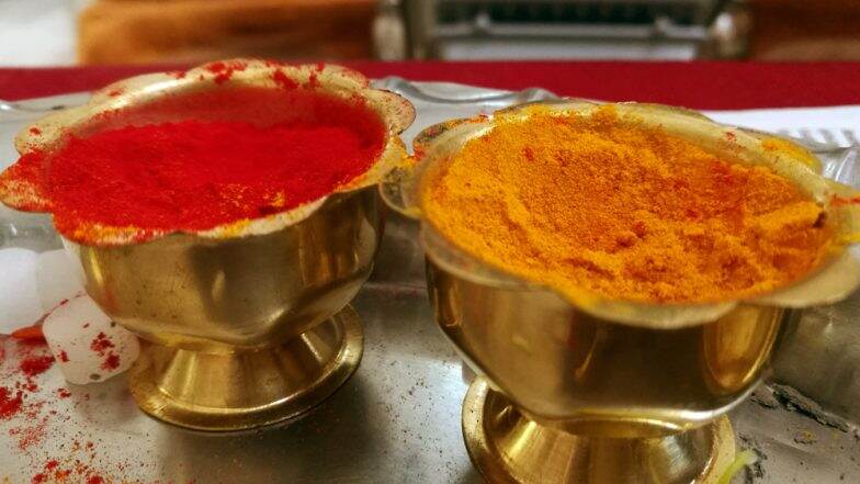 Haldi Kumkum in Makar Sankranti 2019: एक दूसरे को हल्दी कुमकुम लगाकर गले मिलती हैं महिलाएं, जानें इसका ऐतिहासिक महत्व Haldi Kumkum in Makar Sankranti 2019: एक दूसरे को हल्दी कुमकुम लगाकर गले मिलती हैं महिलाएं, जानें इसका ऐतिहासिक महत्व
