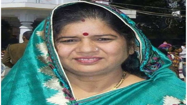 मध्यप्रदेश: आंगनबाड़ी सहायिका ने मंत्री इमरती देवी से पूछी उनकी शिक्षा, मिला जवाब की दूसरी नौकरी ढूंढ़ लो