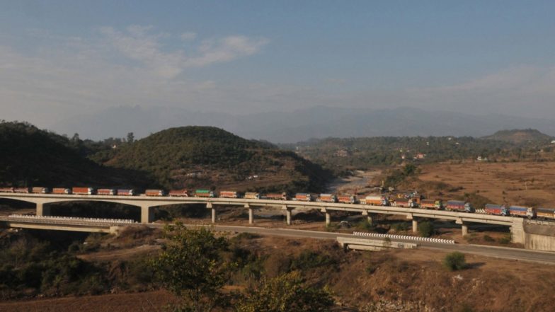जम्मू-श्रीनगर राजमार्ग को एकतरफा यातायात के लिए खोला गया, केवल फंसे हुए वाहनों को जाने की मिली अनुमति