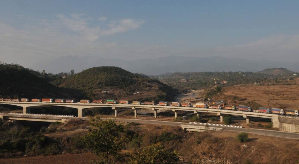 जम्मू-श्रीनगर राजमार्ग बुधवार को आम नागरिकों के लिए खुला, वाहनों को दी जाएगी जाने की अनुमति