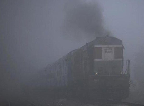 सर्दी का सितम जारी, घने कोहरे की वजह से दिल्ली जाने वाली 20 ट्रेनें लेट