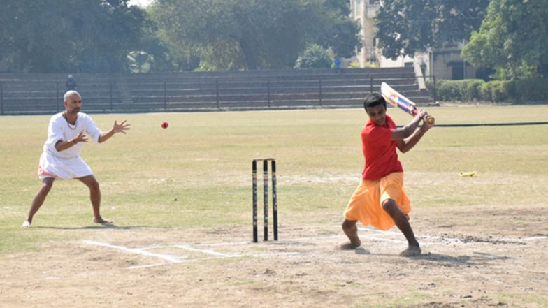 अनोखा क्रिकेट मैच! जर्सी और ट्राउजर नहीं बल्कि धोती-कुर्ता पहनकर मैदान पर जड़े चौके-छक्के, देखें वीडियो