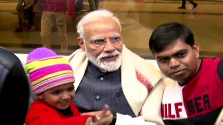 पीएम मोदी ने इस्कॉन मंदिर जाने के लिए दिल्ली मेट्रो में किया सफर, यात्रियों में मची प्रधानमंत्री के साथ सेल्फी खिंचवाने की होड़ पीएम मोदी ने इस्कॉन मंदिर जाने के लिए दिल्ली मेट्रो में किया सफर, यात्रियों में मची प्रधानमंत्री के साथ सेल्फी खिंचवाने की होड़