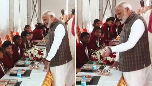 पीएम मोदी वृंदावन में बच्चों को परोस रहे थे खाना, एक बच्ची बोली- हम तो खाकर आए हैं देखें Video पीएम मोदी वृंदावन में बच्चों को परोस रहे थे खाना, एक बच्ची बोली- हम तो खाकर आए हैं देखें Video