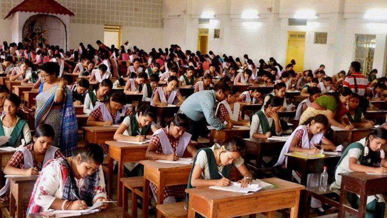 UP Board Exam: 2.63 लाख छात्रों ने छोड़ी हिंदी की परीक्षा, नकल करने वाले छात्रों की संख्या बढ़ी